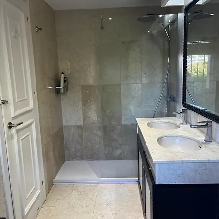 With A Garden Βίλα