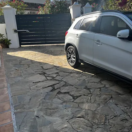 With A Garden Εστεπόνα